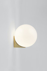 Applique murale en laiton poli et globe blanc Single Sconce - Applique by Michael Anastassiades