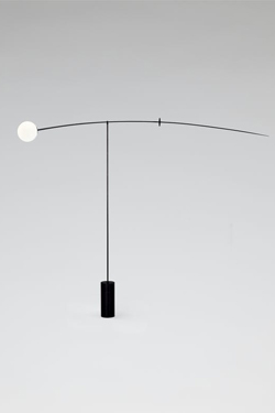 Grand Lampadaire Mobile en laiton patiné noir avec un globe blanc. Mobile Chandelier 5 - Lampadaire by Michael Anastassiades