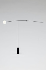 Grand Lampadaire Mobile en laiton patiné noir avec un globe blanc. Mobile Chandelier 5 - Lampadaire by Michael Anastassiades