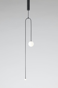 Longue suspension en laiton patiné noir avec deux globes blancs de taille différente Mobile Chandelier 7 - Suspension by Michael Anastassiades
