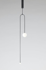 Longue suspension en laiton patiné noir avec deux globes blancs de taille différente Mobile Chandelier 7 - Suspension by Michael Anastassiades