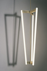 Suspension en laiton satiné 3 tubes 100 cm Tube Chandelier  - Suspension by Michael Anastassiades
