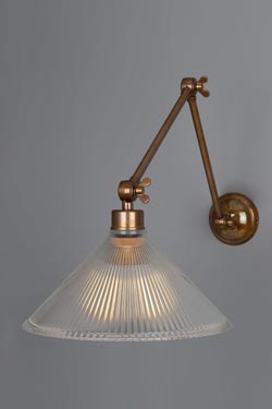 Applique en verre prismatique et laiton antique Rebell
