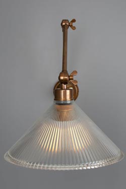 Applique en verre prismatique et laiton antique Rebell