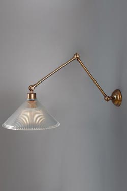 Applique en verre prismatique et laiton antique Rebell - Applique by Mullan