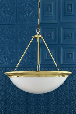 Athlone suspension en coupole de verre blanc et laiton - Suspension by Mullan