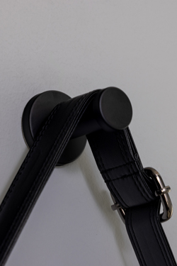 Round illuminated mirror with black strap Sines