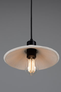 Pendant in grooved white ceramic and black metal Pyrus