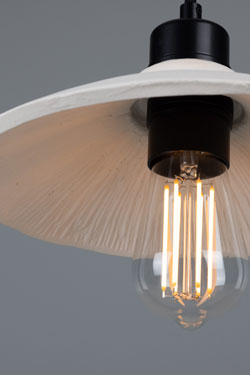 Pendant in grooved white ceramic and black metal Pyrus