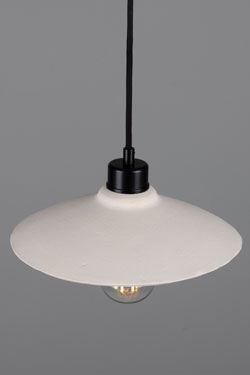 Suspension en céramique blanche rainurée et métal noir Pyrus