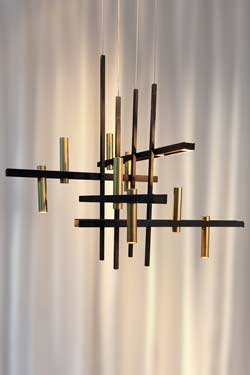 Suspension graphique noire et dorée Akrobat - Lustre by Myo