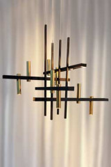 Suspension graphique noire et dorée Akrobat - Lustre by Myo
