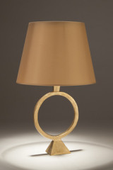 Lampe de table en bronze doré pied avec un large anneau Sonia - Lampe de table by Objet insolite