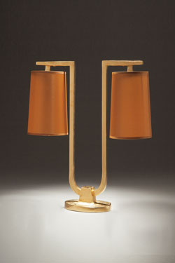Lampe de table pied en U, 2 abat-jour en taffetas caramel Gustave - Lampe de table by Objet insolite