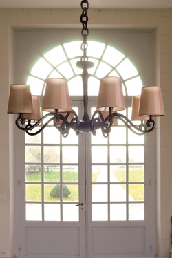 Lustre 8 branches et bras en volutes Amboise