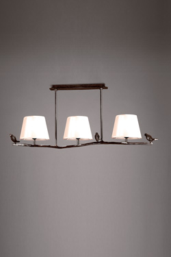Suspension triple oiseaux sur la branche en bronze et abat-jour blancs - Suspension by Objet insolite