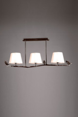 Suspension triple oiseaux sur la branche en bronze et abat-jour blancs - Suspension by Objet insolite