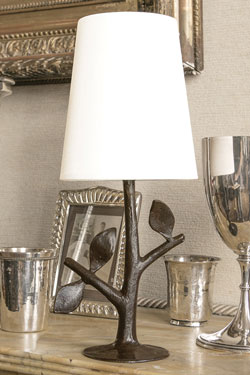 Folia small country-style table lamp in patinated bronze