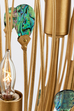 Lustre 6 lumières doré et détails de coquillage bleu Delphos