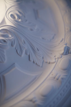 Grande applique en plâtre blanc et motifs floraux 19ème Solférino