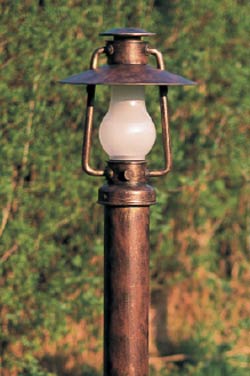 Lampadaire extérieur en lampe tempête métal patiné verre dépoli - Lampadaire d'extérieur by Robers
