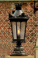 Lampe en fer forgé patiné motif écussons et diadème - Lampe d'extérieur by Robers