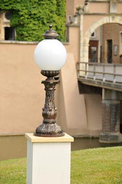 Lampe piédestal en fer forgé finition patinée - Lampe d'extérieur by Robers