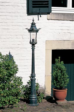 Réverbère Art Nouveau en fer forgé - Lampadaire d'extérieur by Robers