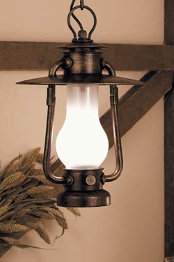 Suspension à chaîne en lampe tempête métal patiné verre dépoli