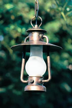 Suspension à chaîne en lampe tempête métal patiné verre dépoli - Suspension d'extérieur by Robers