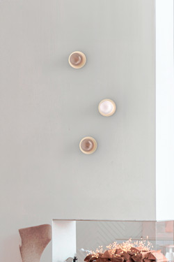 Petite applique avec disque en laiton satiné et verre blanc opale Roi