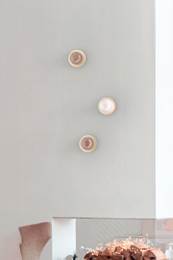Petite applique avec disque en laiton satiné et verre fumé Roi