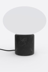 Petite lampe de table en marbre noir et verre blanc Remi - Lampe de table by Robin