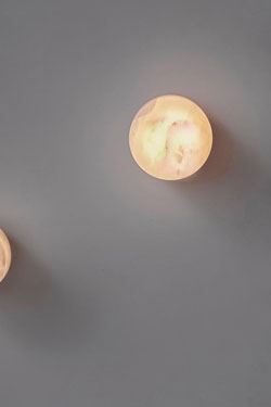 Round wall lamp in alabaster with Rock LED light
