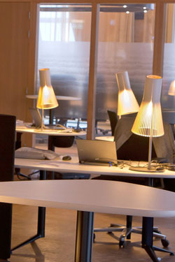 Lampe de table en bois et stratifié noir