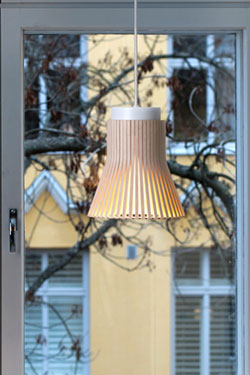 Suspension de la collection Petite en noyer