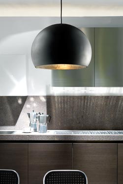 Atlas suspension globe noir et doré en céramique