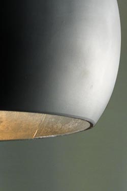 Atlas suspension globe noir et doré en céramique