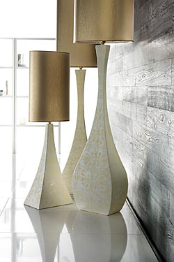 Lampadaire arrondi damassé et abat-jour cylindrique