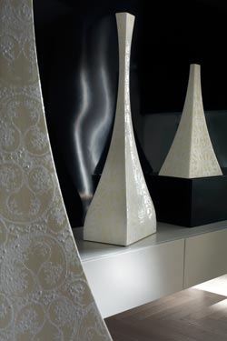 Lampadaire arrondi damassé et abat-jour cylindrique