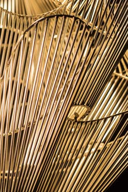 Moiré suspension drapé de grilles de métal doré