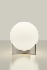 Oscar lampe de table globe en verre blanc et socle nickel brossé - Lampe de table by Terzani