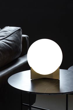 Oscar lampe de table globe de verre blanc et socle en laiton satiné