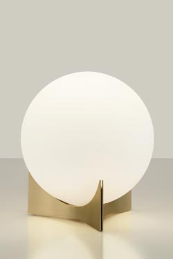 Oscar lampe de table globe de verre blanc et socle en laiton satiné - Lampe de table by Terzani