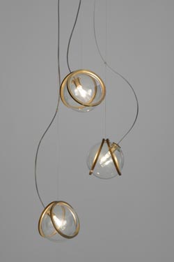 Pug suspension triple boules en verre transparent et laiton brut - Suspension by Terzani