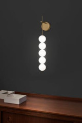 Abacus sconce with 5 white and satin brass balls - Wall lights by Terzani