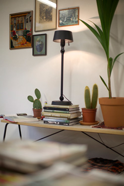 Grande lampe de table verticale, en acier noir esprit atelier Bolt, sur socle.