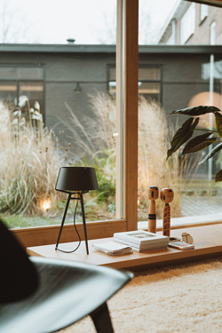 Bella black tripod table lamp