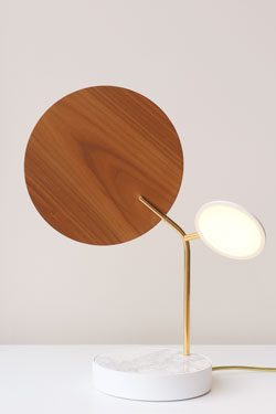 Ballon lampe de table chêne et acier blanc