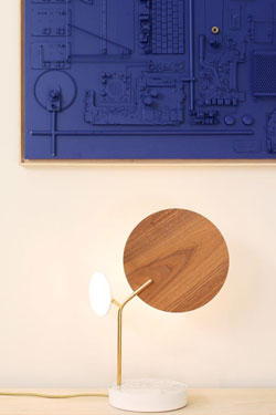 Ballon lampe de table chêne et acier blanc